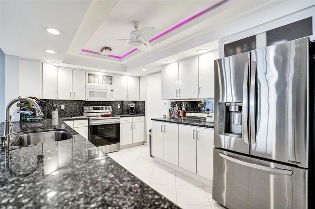 Building Photo - 1150 Hillsboro Mile Unit 1016