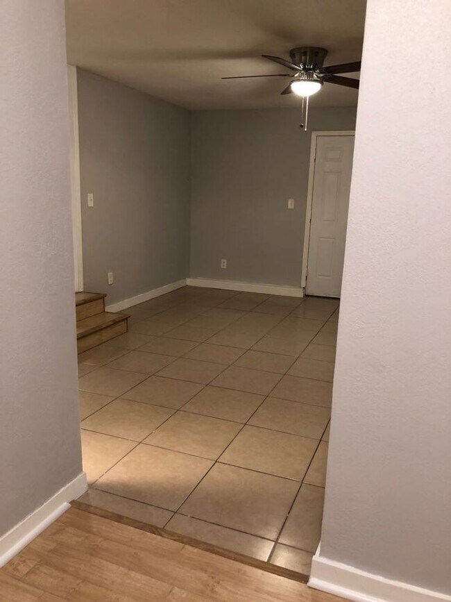 Building Photo - 3 Bedroom/ 2 Bathroom Home