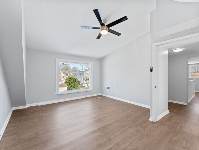 Building Photo - Charming Woodbury Home with Enclosed Backyard & Deck