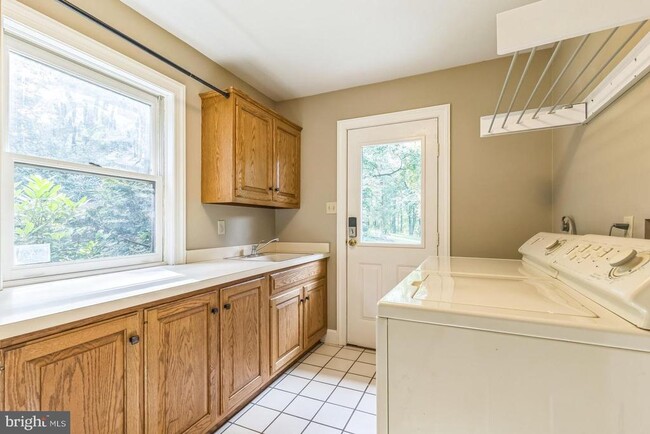 Building Photo - 1720 Honeysuckle Ln