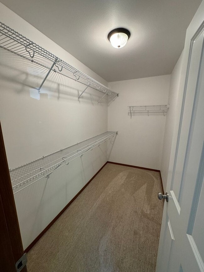 Building Photo - Spacious 3 bed 2.5 Bath Townhome One months free rent!