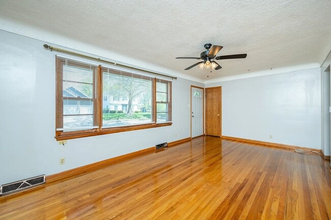 Building Photo - MOVE-IN SPECIAL! Gorgeous hardwood floors!...