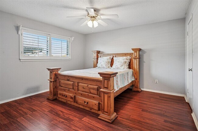 Building Photo - 6037 Sandhurst Ln