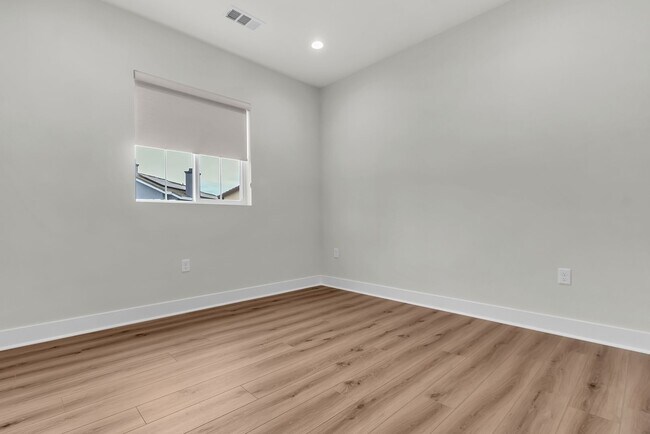 Building Photo - 720 Olivier Dr