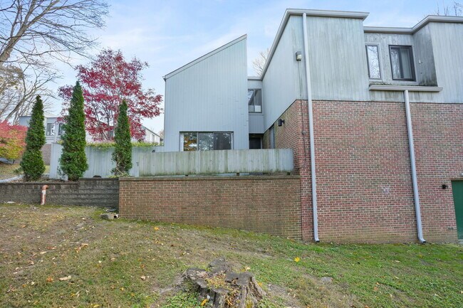 Building Photo - 622 Main St