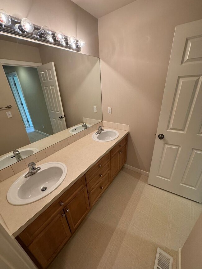 Building Photo - 3bd/2.5ba Renton Home