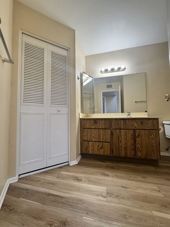 Building Photo - ***MOVE IN SPECIAL*** 2 STORY TOWNHOME WITH ATTACHED GARAGE WATER INCL