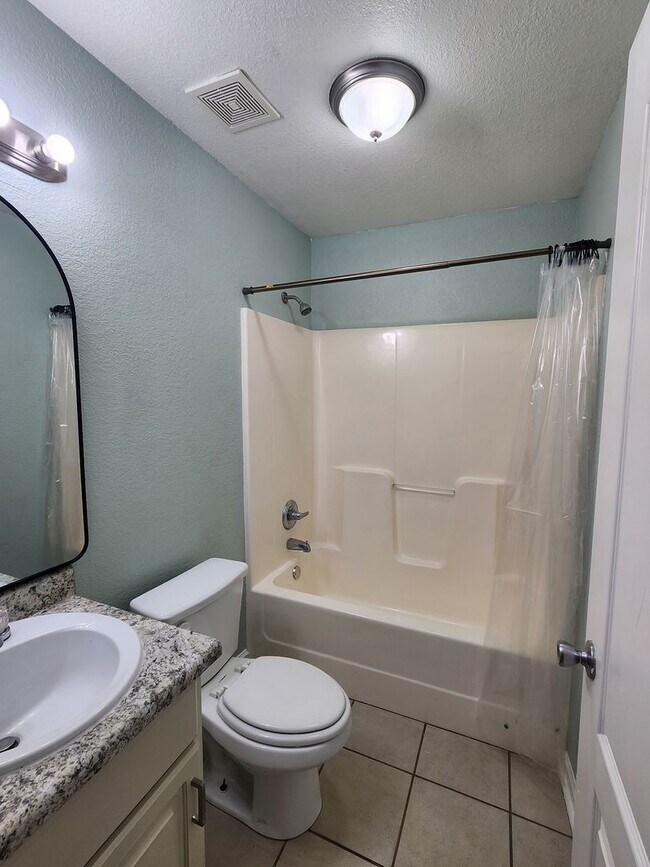 Building Photo - $400 Move In Discount! Comfortable 3-Bedroom Home with Open Layout