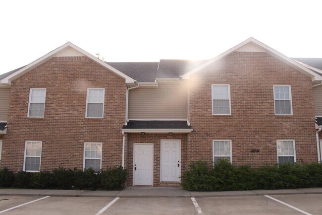 Building Photo - 2 Bedroom 1.5 Bath Townhome