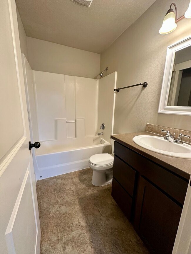 Building Photo - 3 bed/ 3.5 Bath Townhome in Cheney