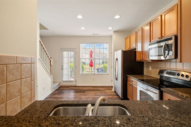 Building Photo - Excellent 2 BR Townhome close to Downtown Raleigh.  Available now!