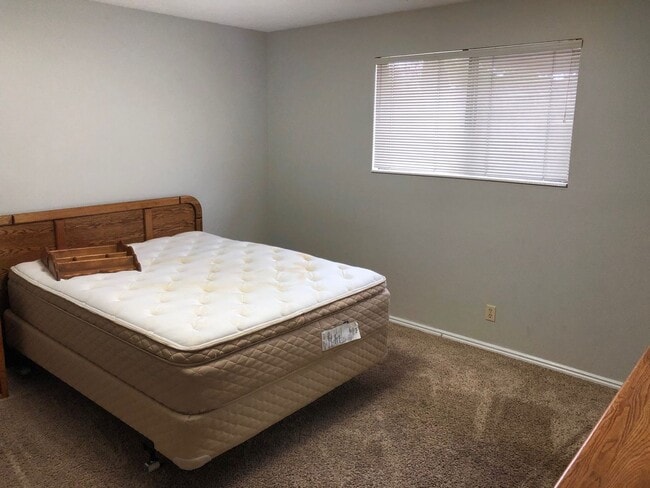 Building Photo - Cozy Condo in Village Park