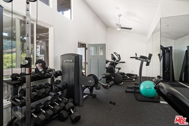 Building Photo - 1732 Palisades Dr