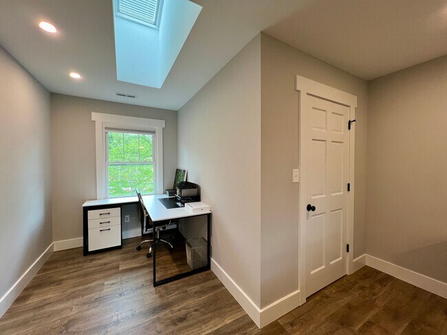 Building Photo - Beautifully Updated Home!  Fenced Yard!