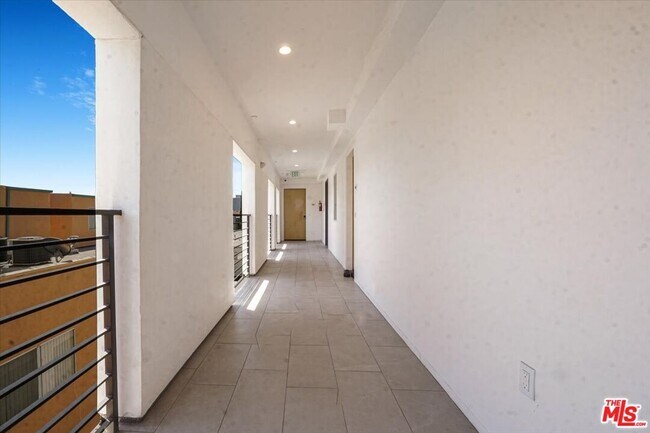 Building Photo - 10918 Camarillo St