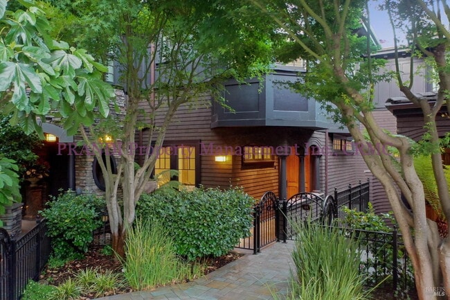Building Photo - Luxury Townhome on Exclusive De Silva Island!