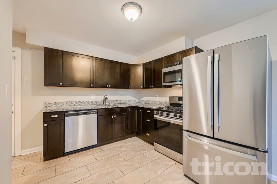 Building Photo - 2012 Royal Garden Dr