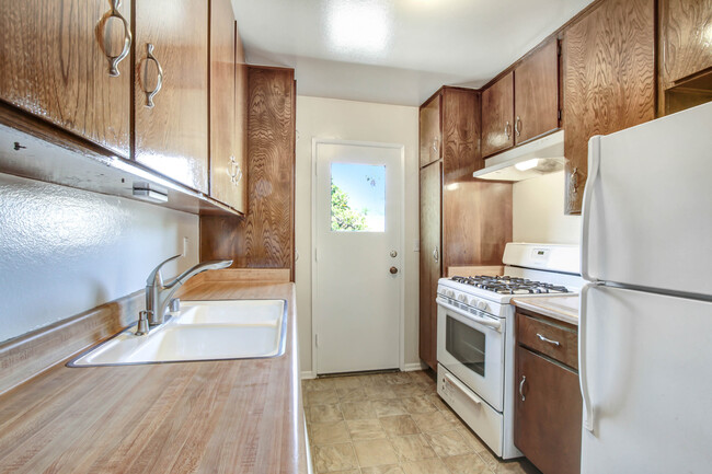 Building Photo - 3415 McLaughlin Ave in Mar Vista!  Steps t...