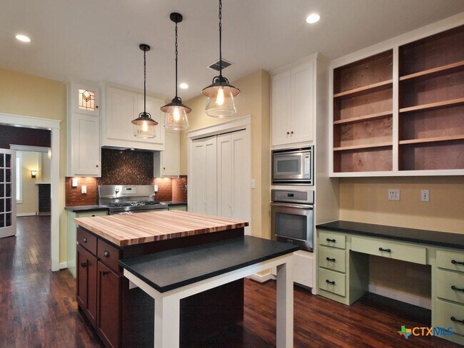 Building Photo - 112 S Cypress Ave