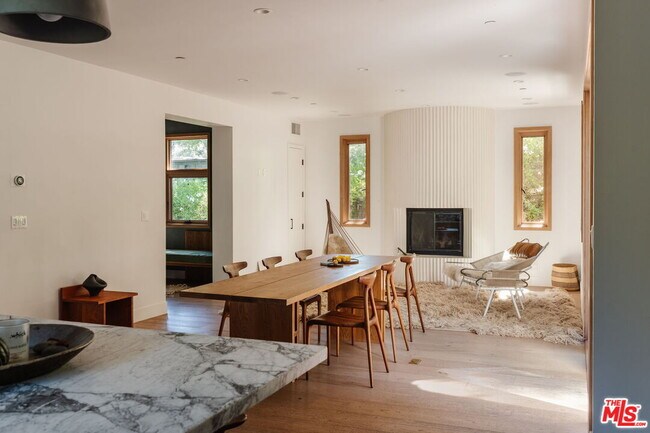 Building Photo - 1149 Old Topanga Canyon Rd
