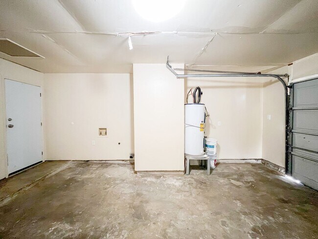 Building Photo - 2105 Coach Dr