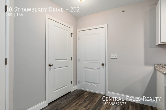 Building Photo - 10 Strawberry Dr