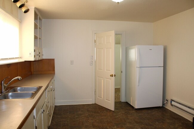 Building Photo - 2 Bedroom House