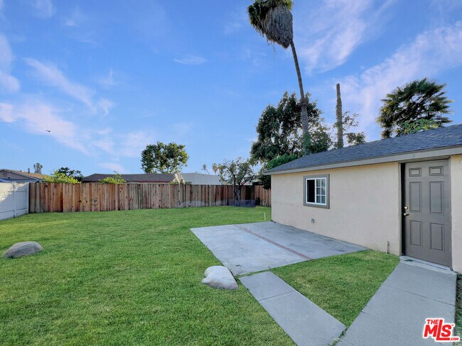 Building Photo - 8905 Nogal Ave