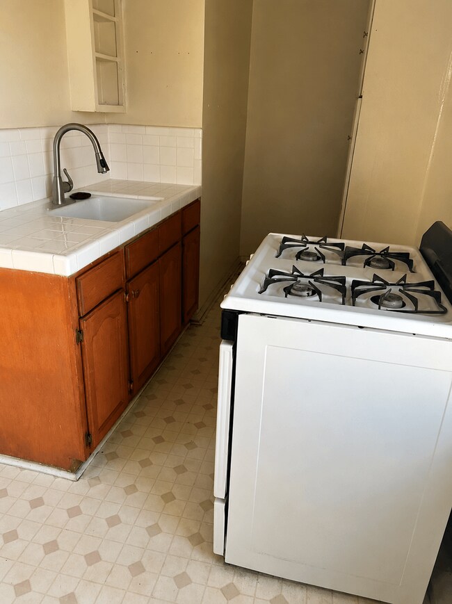 Floorplan - 2500 S Hobart Blvd