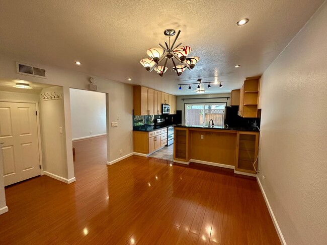 Building Photo - Updated Townhome in Pleasant Almaden Valley Community