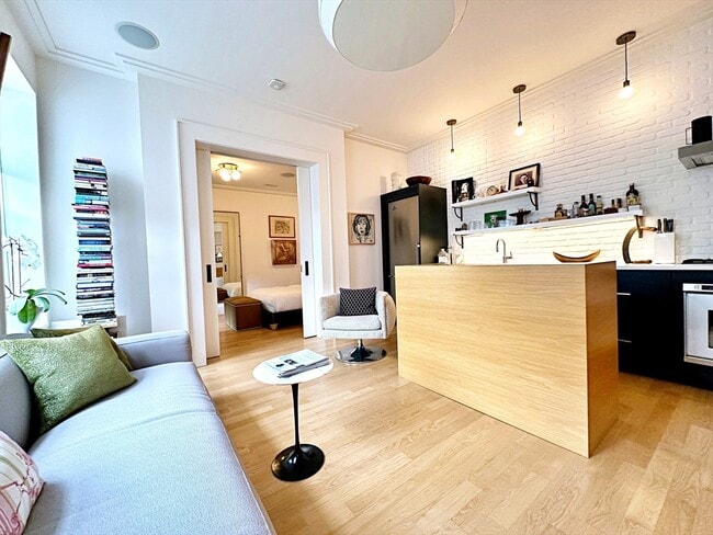 Building Photo - 206 Webster St