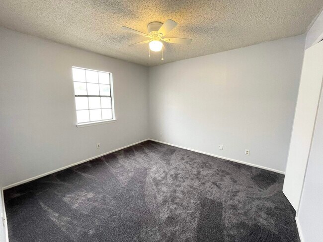 Building Photo - 1423 Agave Dr