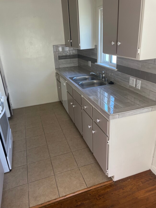 Kitchen - 5812 Coldwater Canyon Ave