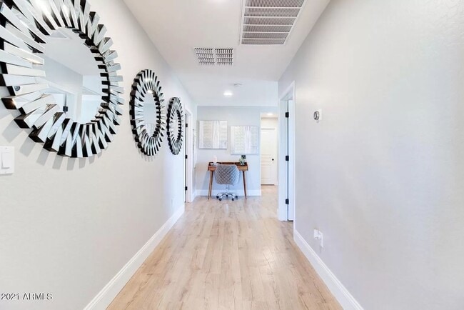 Building Photo - Luxurious 5BR Home in Award-Winning Power ...