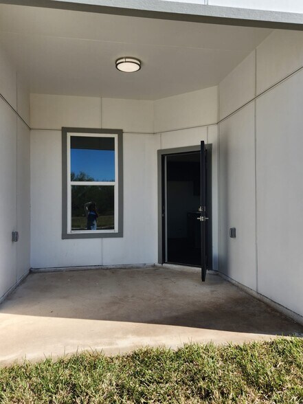 Building Photo - 2716 Kerria Ave