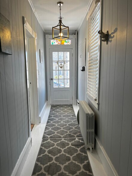 Entry Hall - 52 Madison Pl