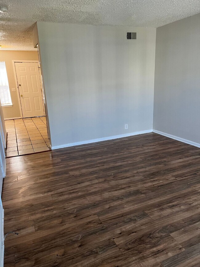 Building Photo - " 2-Bed Duplex on Delaware Street: Cozy Na...
