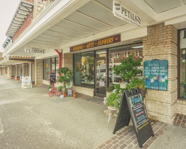 Building Photo - St Helen's Apts