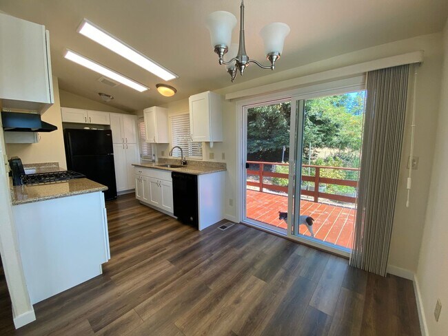 Building Photo - Private, Gated and Views -2 Bdm 2 Bath Gra...