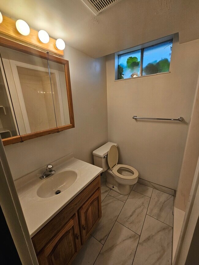 Building Photo - 4 bed 2 bath Home in Murray