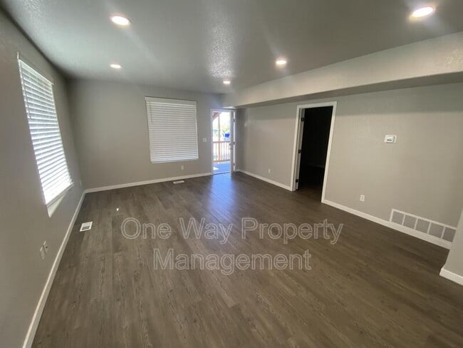 Building Photo - 822 4th St