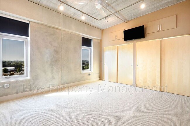 Building Photo - 309 E 5th St