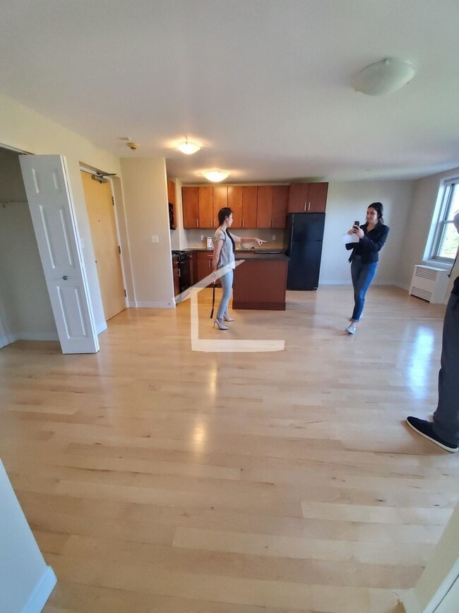 Building Photo - 2BR 1Bth unit. Heat/Hot Water included. Great location!