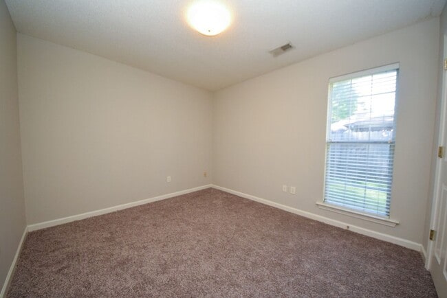 Building Photo - Great curb appeal home with 3 beds and 2 b...