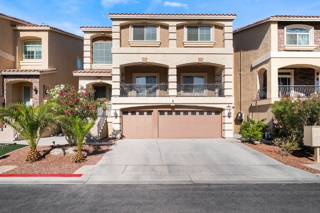 Building Photo - 4 bedroom home, 4 bathrooms,  with a fully self  contained casita with a 3 car garage