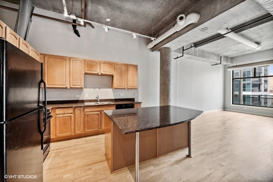 Building Photo - 125 E 13th St