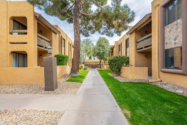 Building Photo - Prime Scottsdale Living | 2 Master Suites + Private Patio Retreat