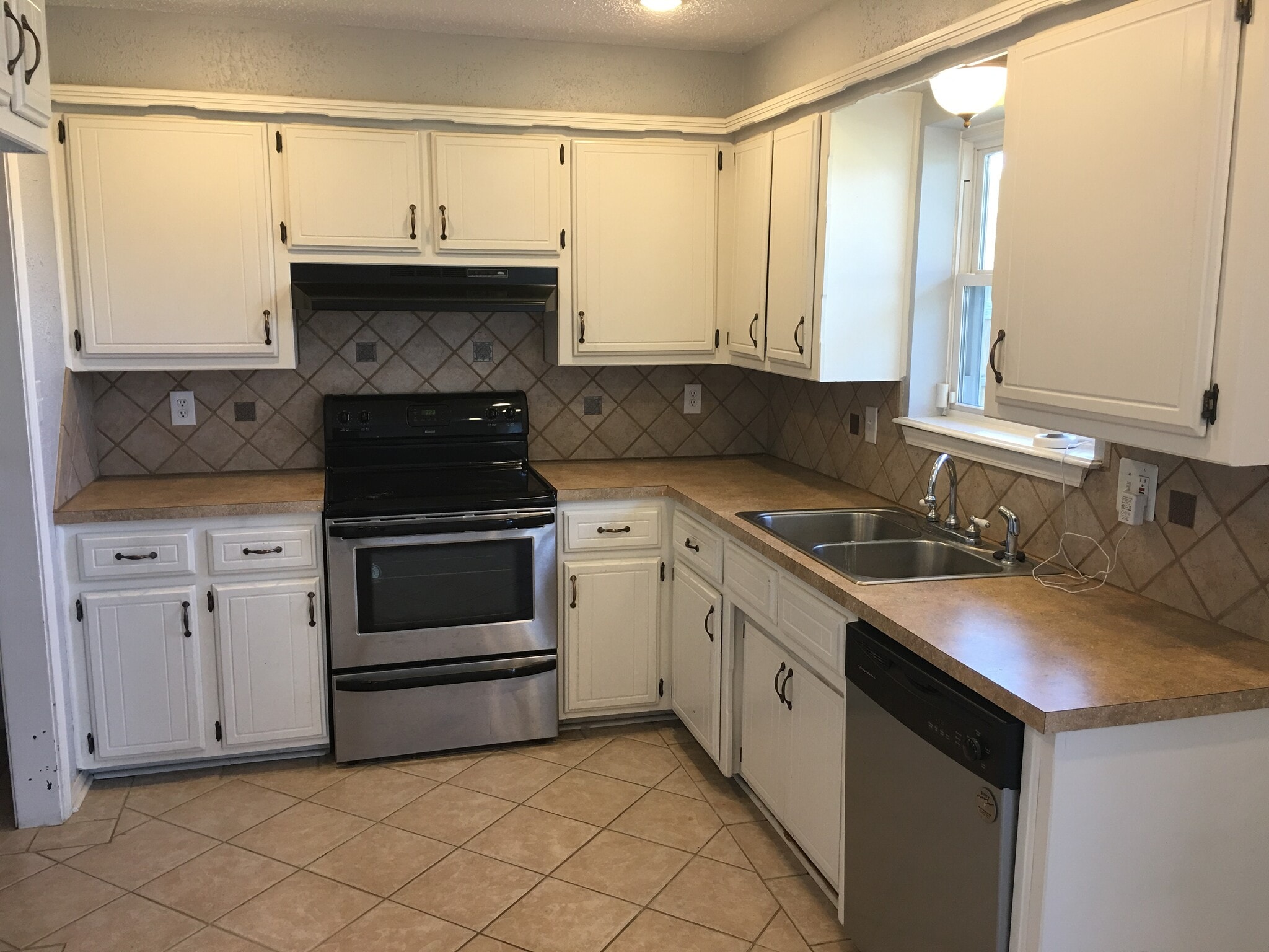 Kitchen - 908 Eagle Drive