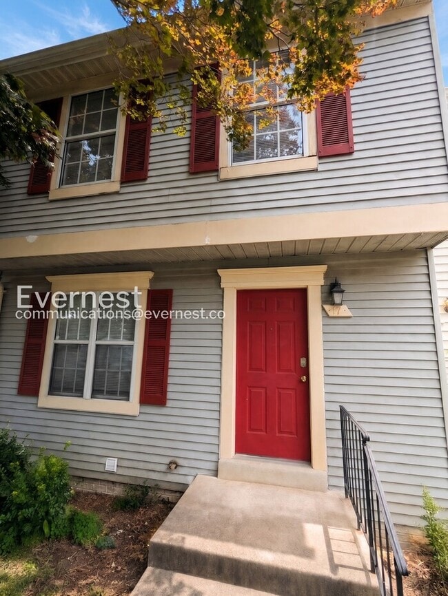 Building Photo - 3 Bed, 3.5 Bath Townhome with Modern Amenities / Available Soon!