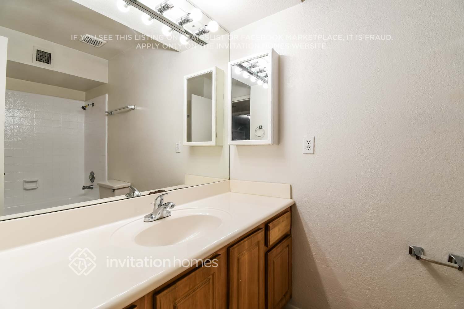 Building Photo - 1209 S Hall